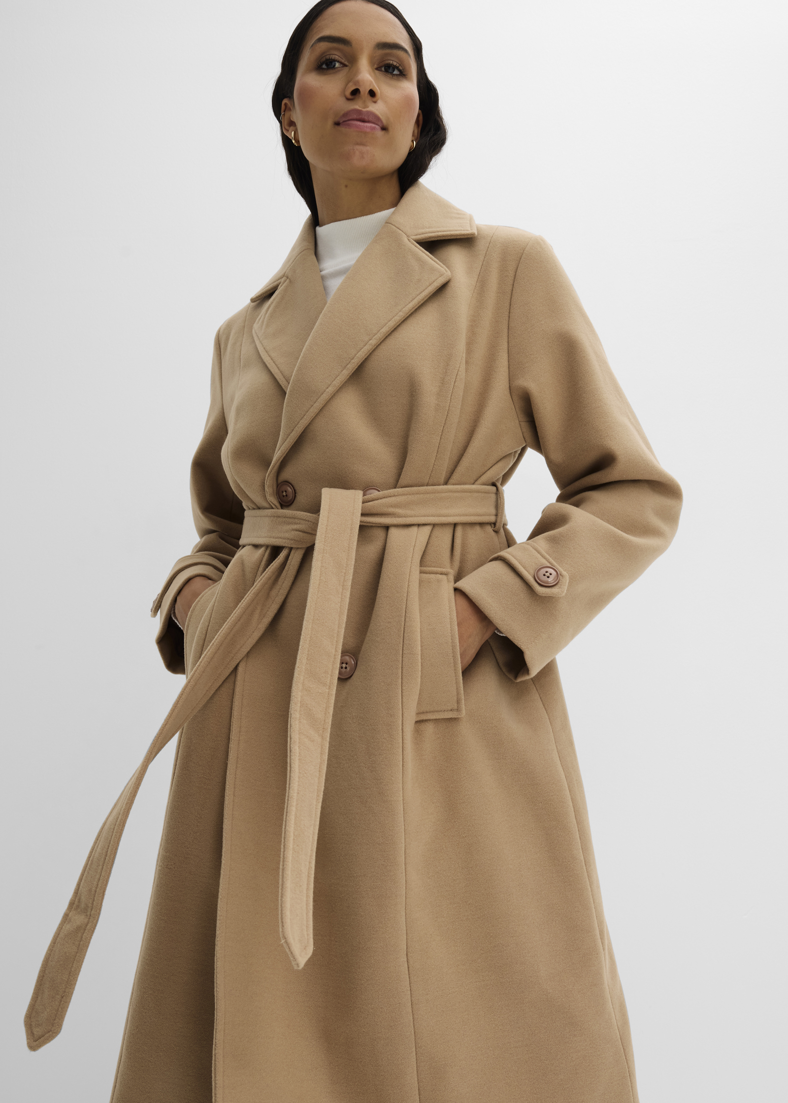 Frau trägt einen Trenchcoat in Wolloptik.