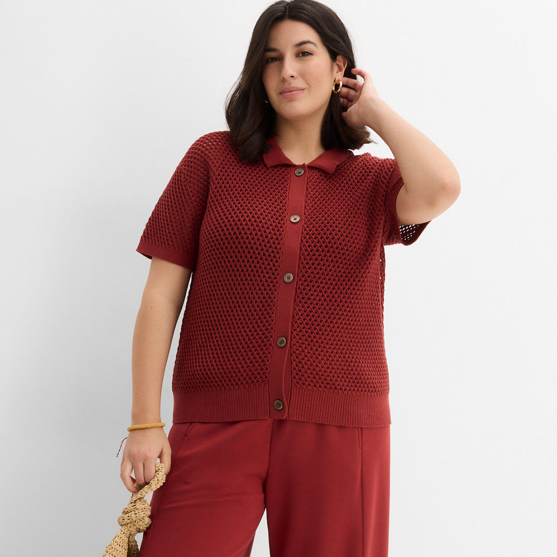 Rotes Oberteil aus Strick mit kurzen Ärmeln und passende rote Hose bilden ein elegantes Outfit.