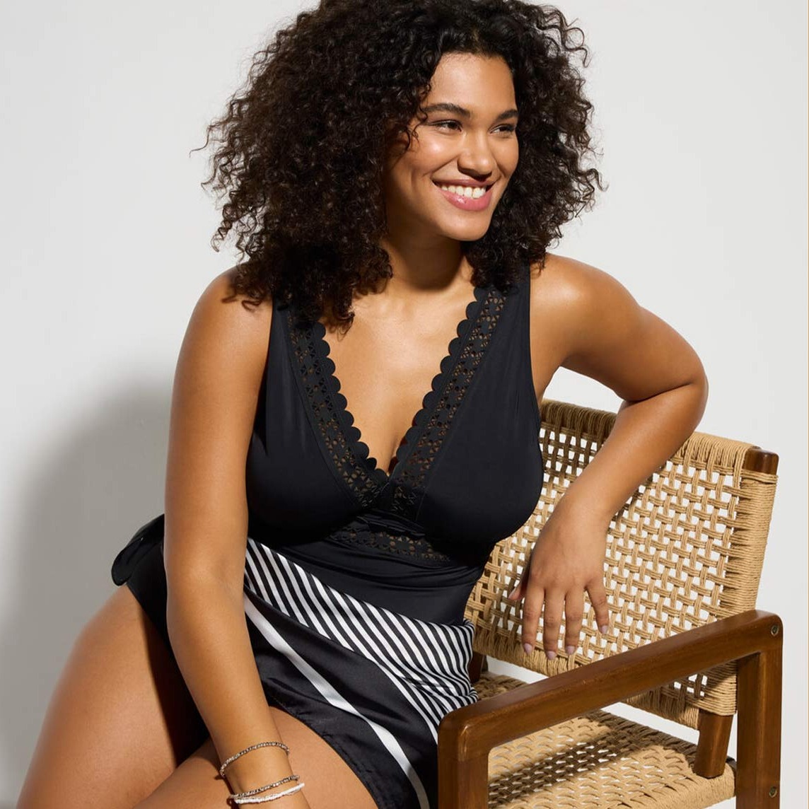 Schwarzer Badeanzug mit V-Ausschnitt und mit Laser-Cut Einsätzen.