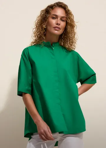 Grüne Oversize-Bluse mit Stehkragen und kurzen Ärmeln.