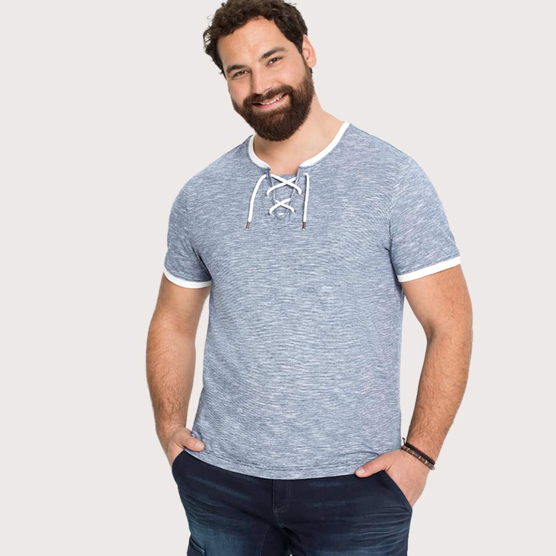 Ein blaues Schnür-T-Shirt mit weißem Rand verleiht dem Outfit einen lässigen, maritimen Look.