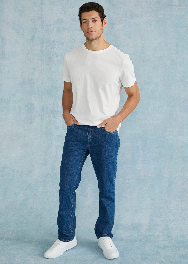 Weißes T-Shirt, klassische Regular Fit Jeans und weißen Sneakers. 