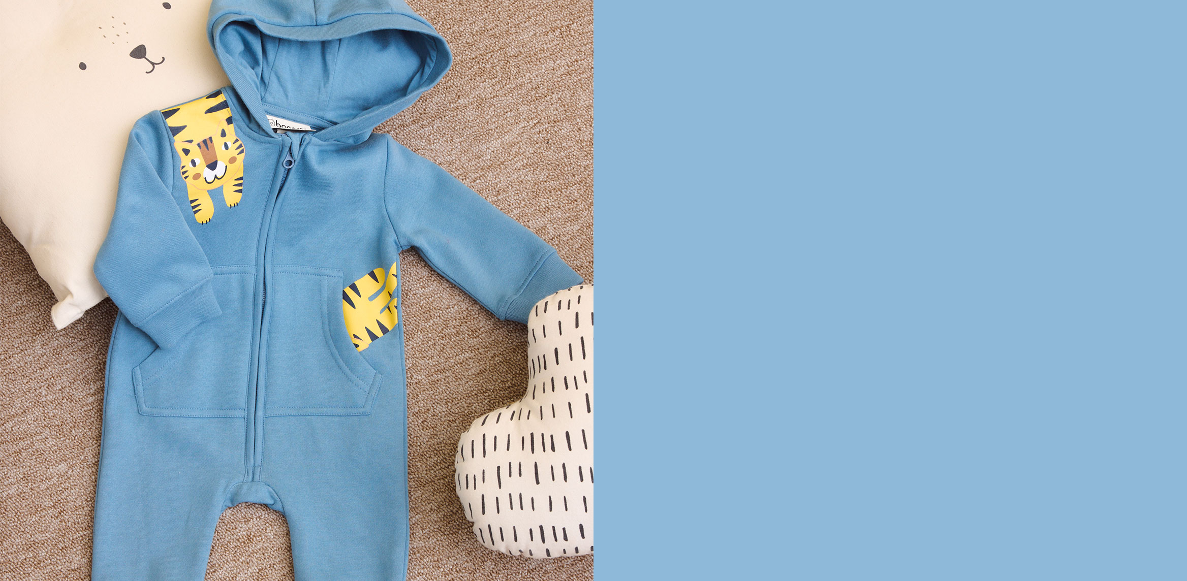 Blauer Babyoverall mit Kapuze und niedlichem Tiger-Print.