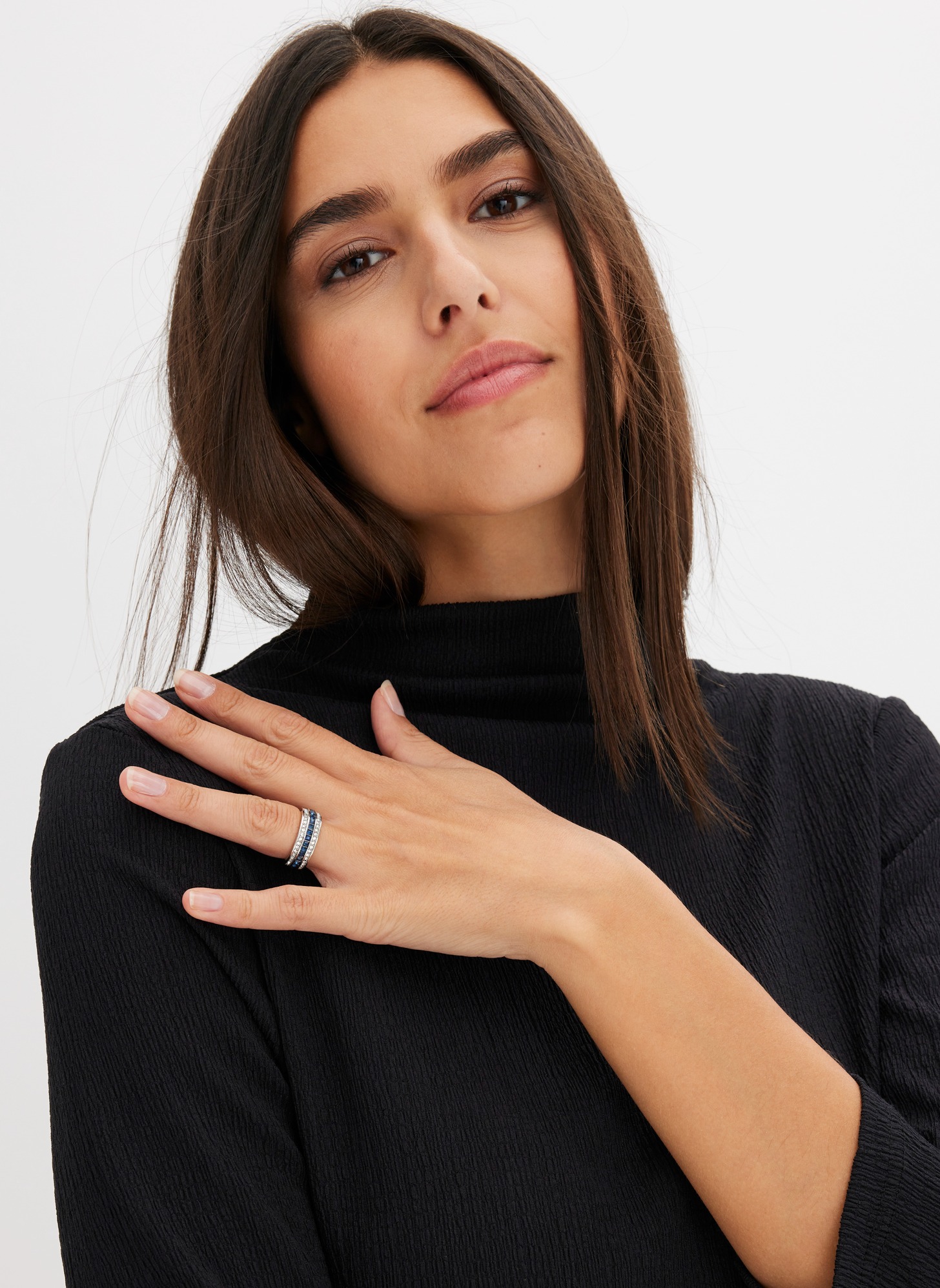 Silberner Ring als einziger Schmuck.