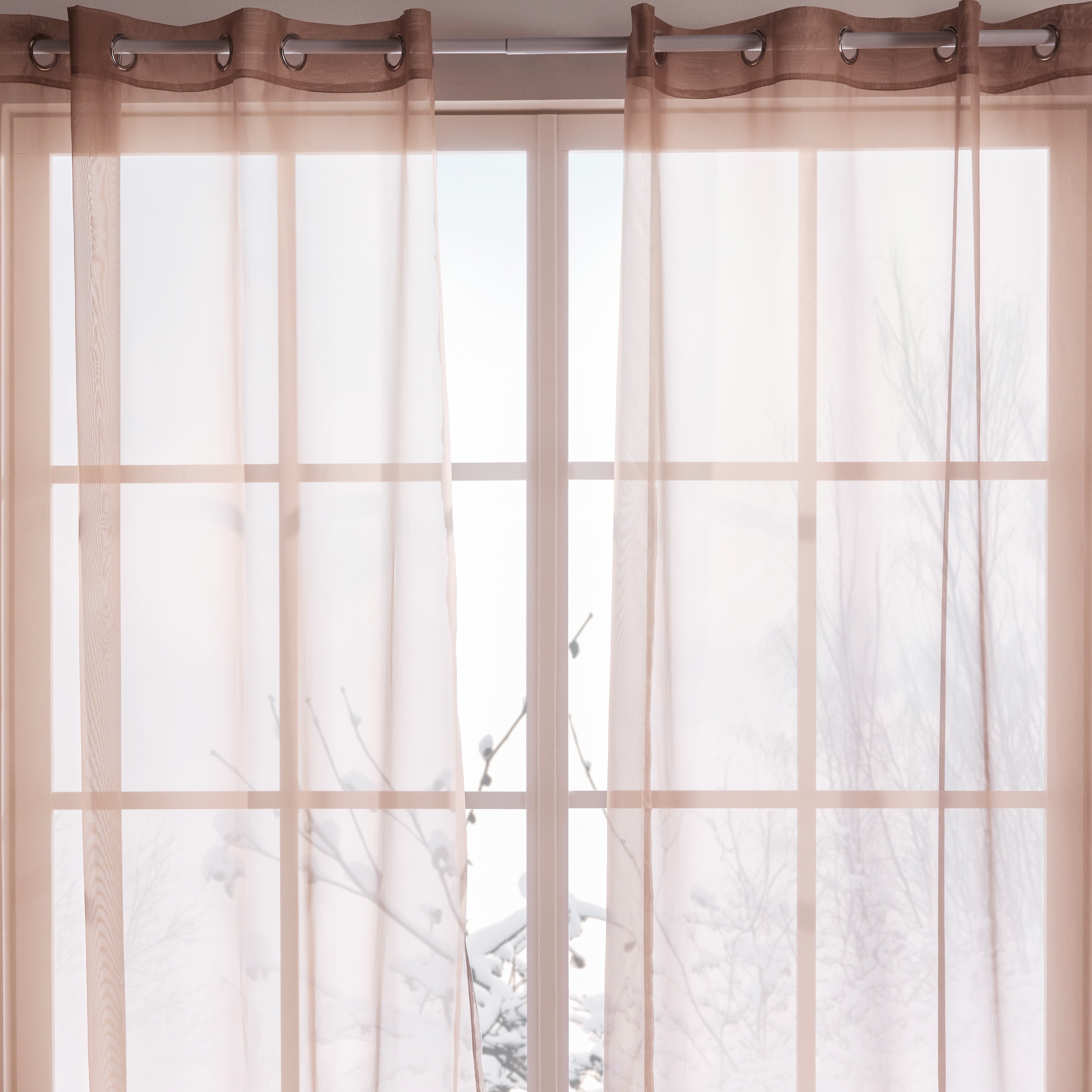 Leichte, transparente Vorhänge in zartem Beige.