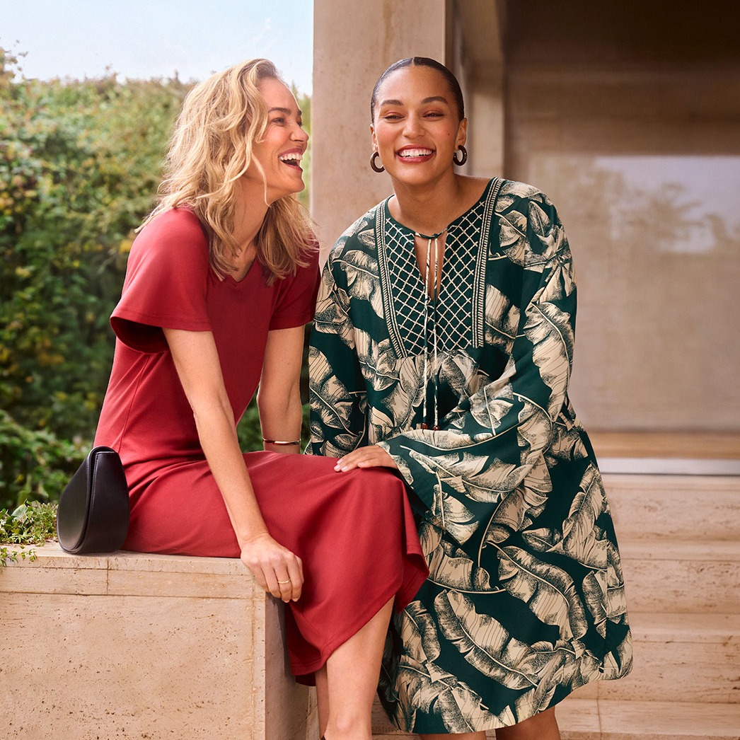 Elegantes rotes Midikleid und ein gemustertes Tunika-Kleid mit tropischem Muster.