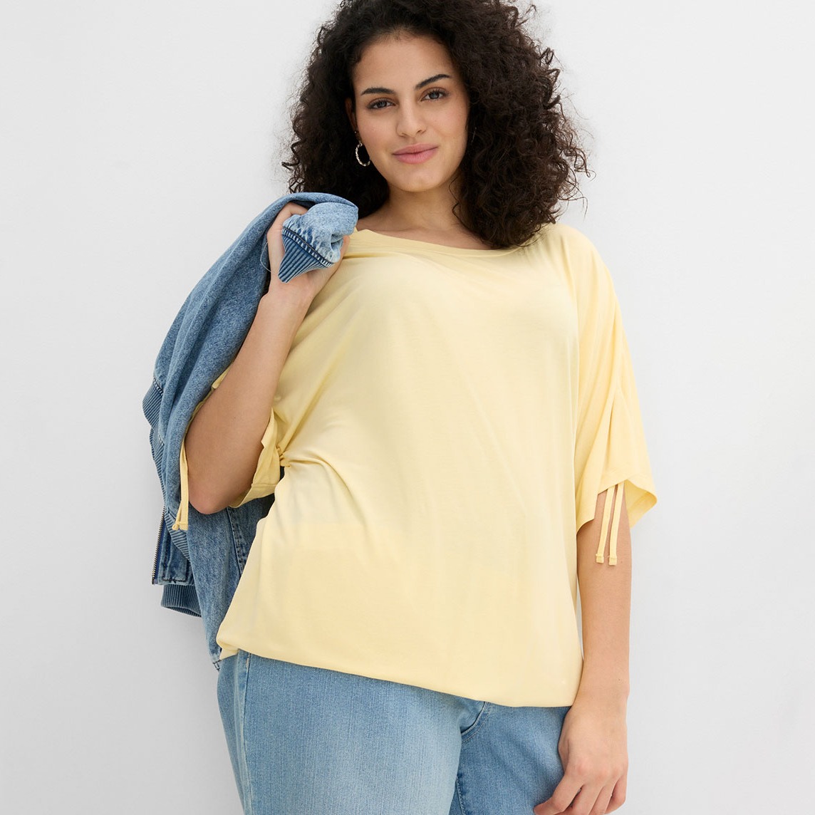 Gelbes Shirt aus Viskose mit blauer Jeans.