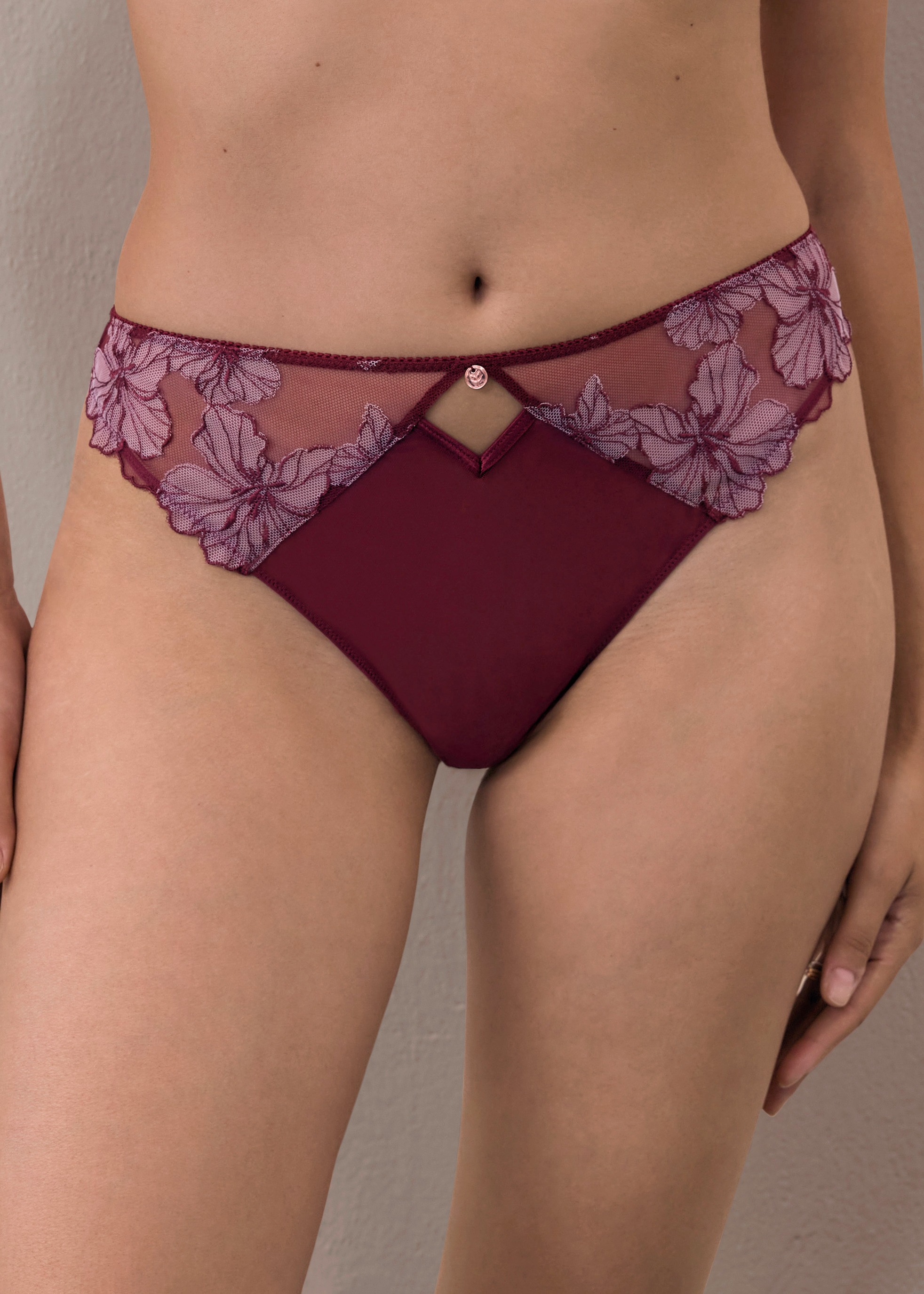 Eleganter, burgunderfarbener Slip mit zarter Blumenspitze.