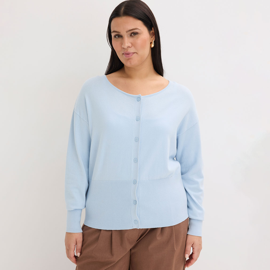 Hellblaue Strickjacke mit Knöpfen, lockerer Schnitt.