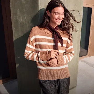 Eleganter Ringelpullover in Brauntönen kombiniert mit einem schmalen Schal.