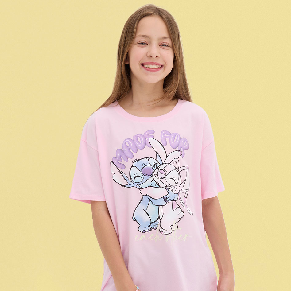 Ein rosa T-Shirt mit niedlichem Cartoon-Motiv sorgt für einen fröhlichen, verspielten Look.