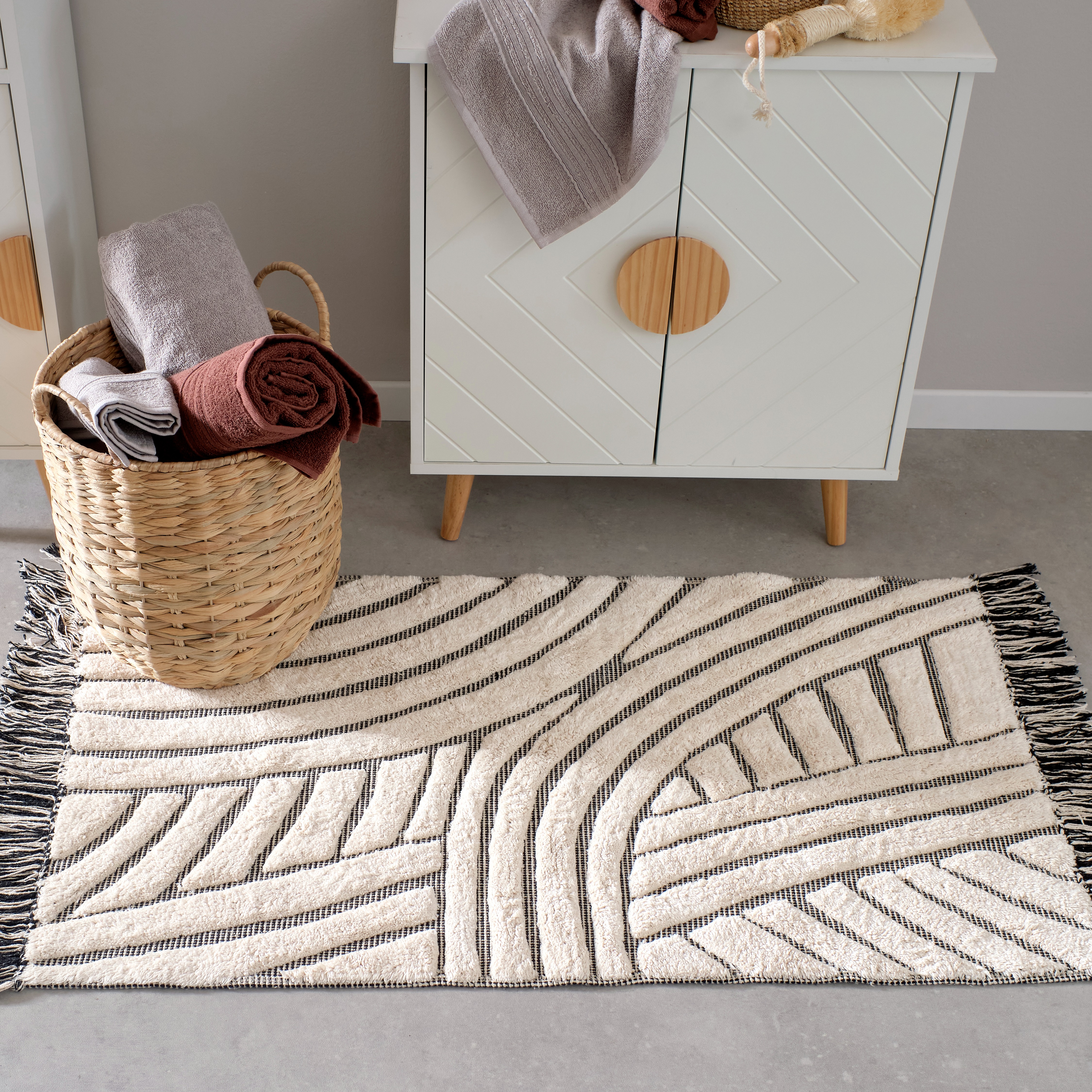 Gemütliche Strickwaren und warme Textilien schaffen eine behagliche Atmosphäre im modernen Wohnraum.