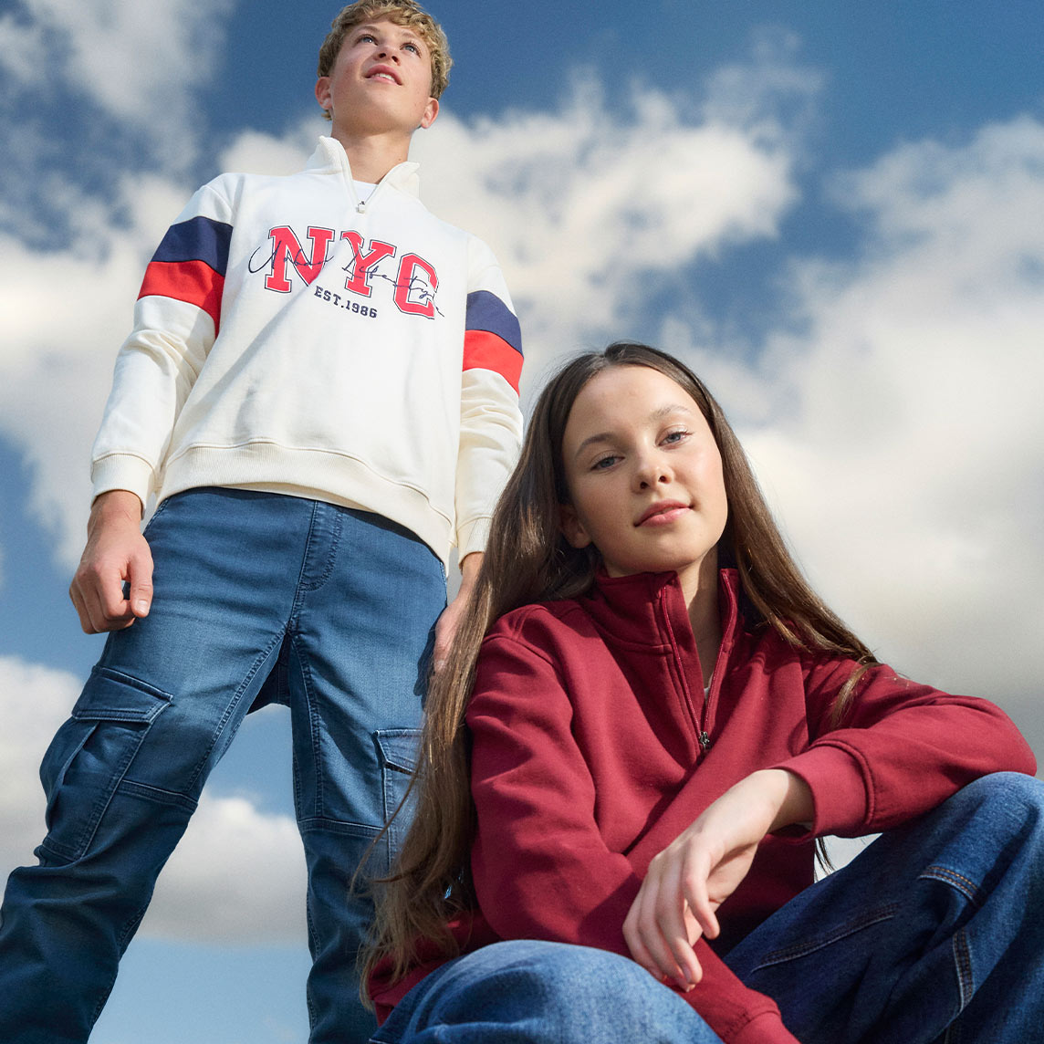 Lässige Sweatshirts, bedruckt und einfarbig, perfekt kombiniert mit coolen Jeans.
