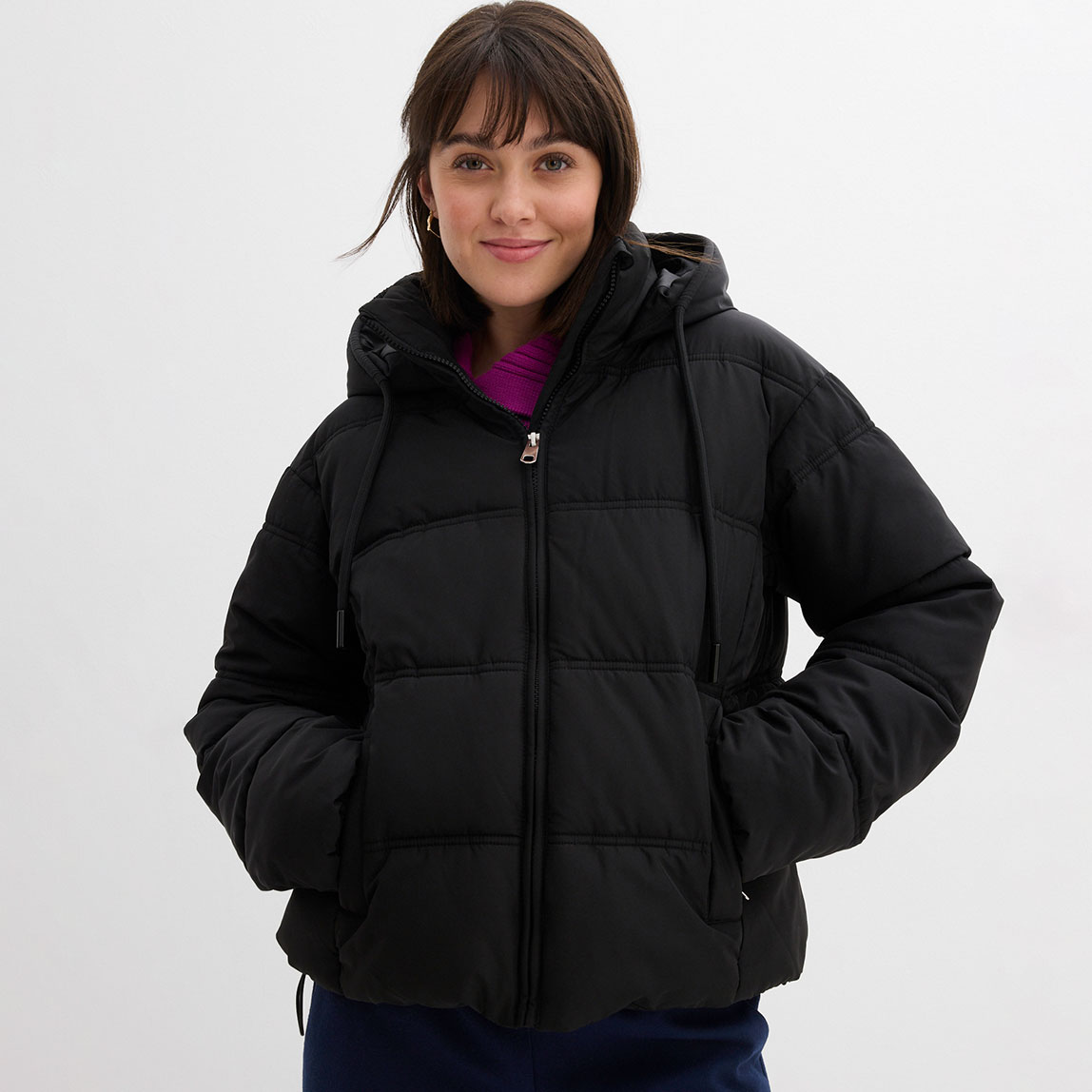 Schwarze Winterjacke mit Kapuze.