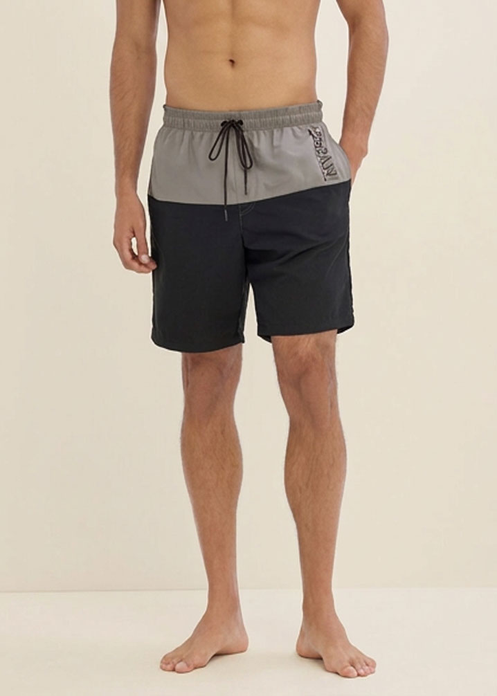 Grau-schwarze Badeshorts mit Kordelzug und Seitenprint, ideal für Sommer und Strand.