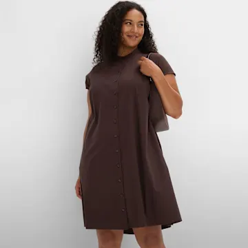 Braunes Hemdblusenkleid mit kurzen Ärmeln und durchgehender Knopfleiste.