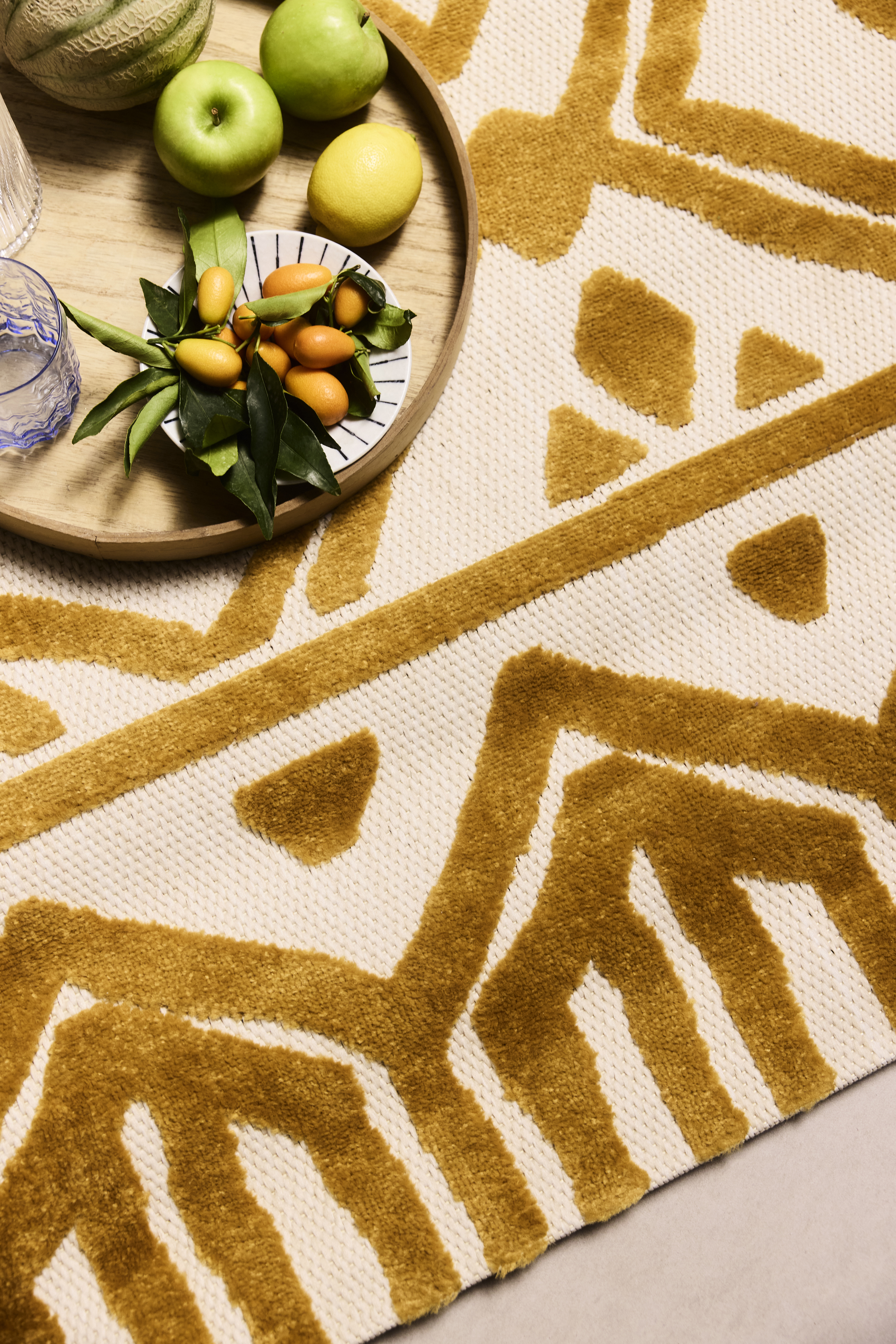 Teppich mit geometrischem Muster in Senfgelb.