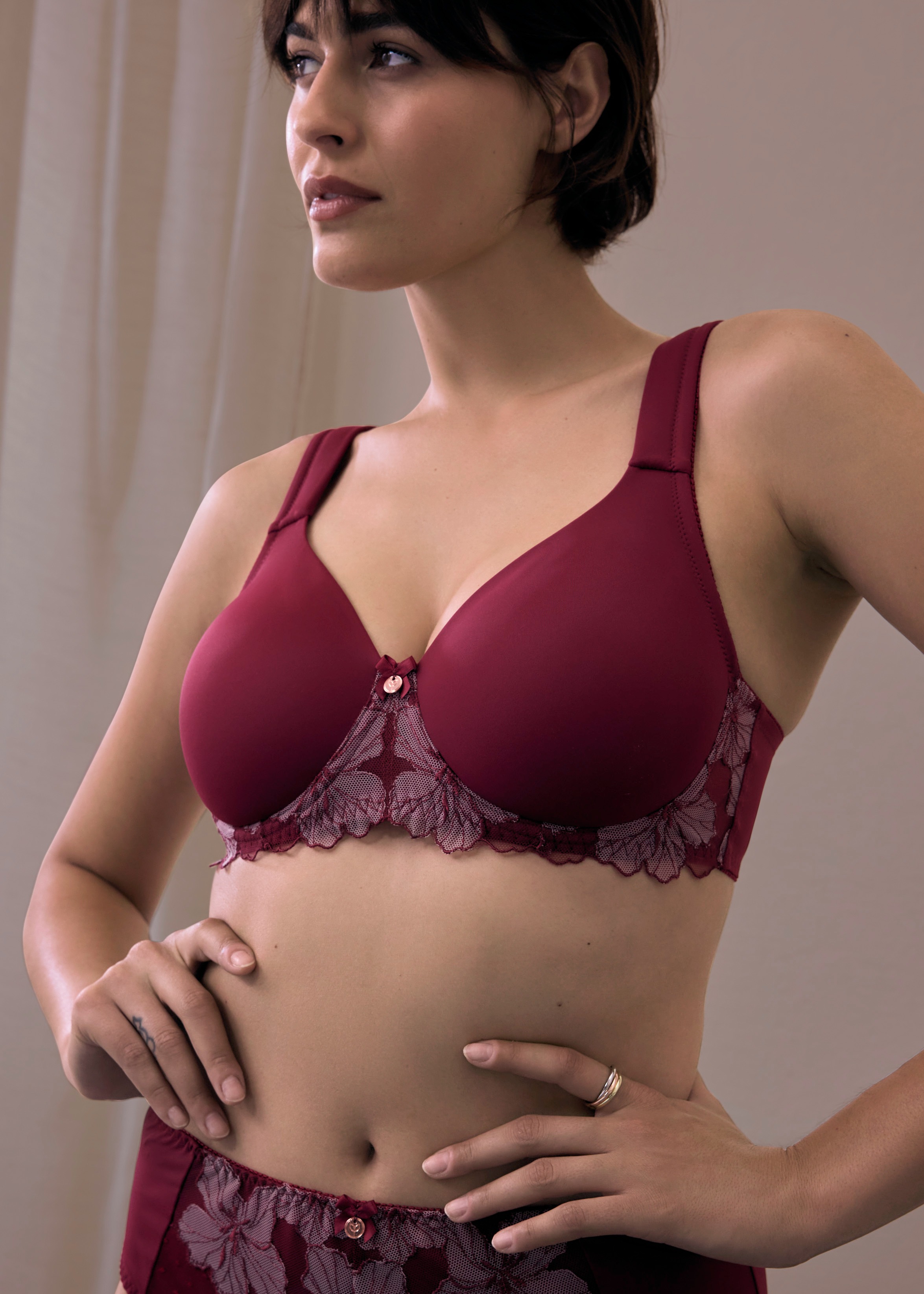 Bordeauxroter BH und passender Slip, verziert mit filigraner floraler Spitze.