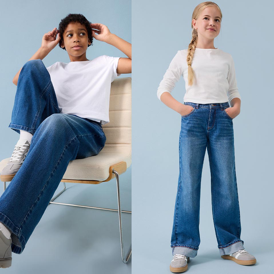 Lässiger Look mit weißen T-Shirts und weiten Jeans. Bequeme Alltagskleidung für junge Leute.