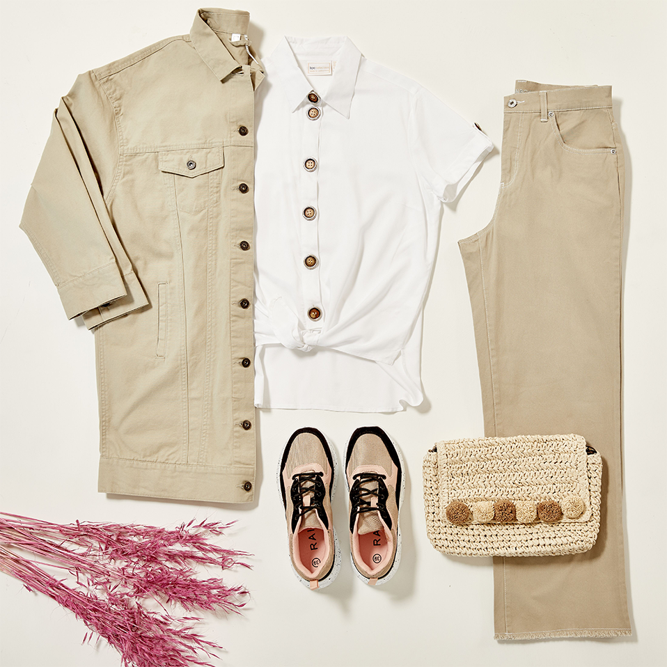 Beige Hemd, weiße Bluse, helle Hose und Sneakers bilden ein lässiges Sommeroutfit.