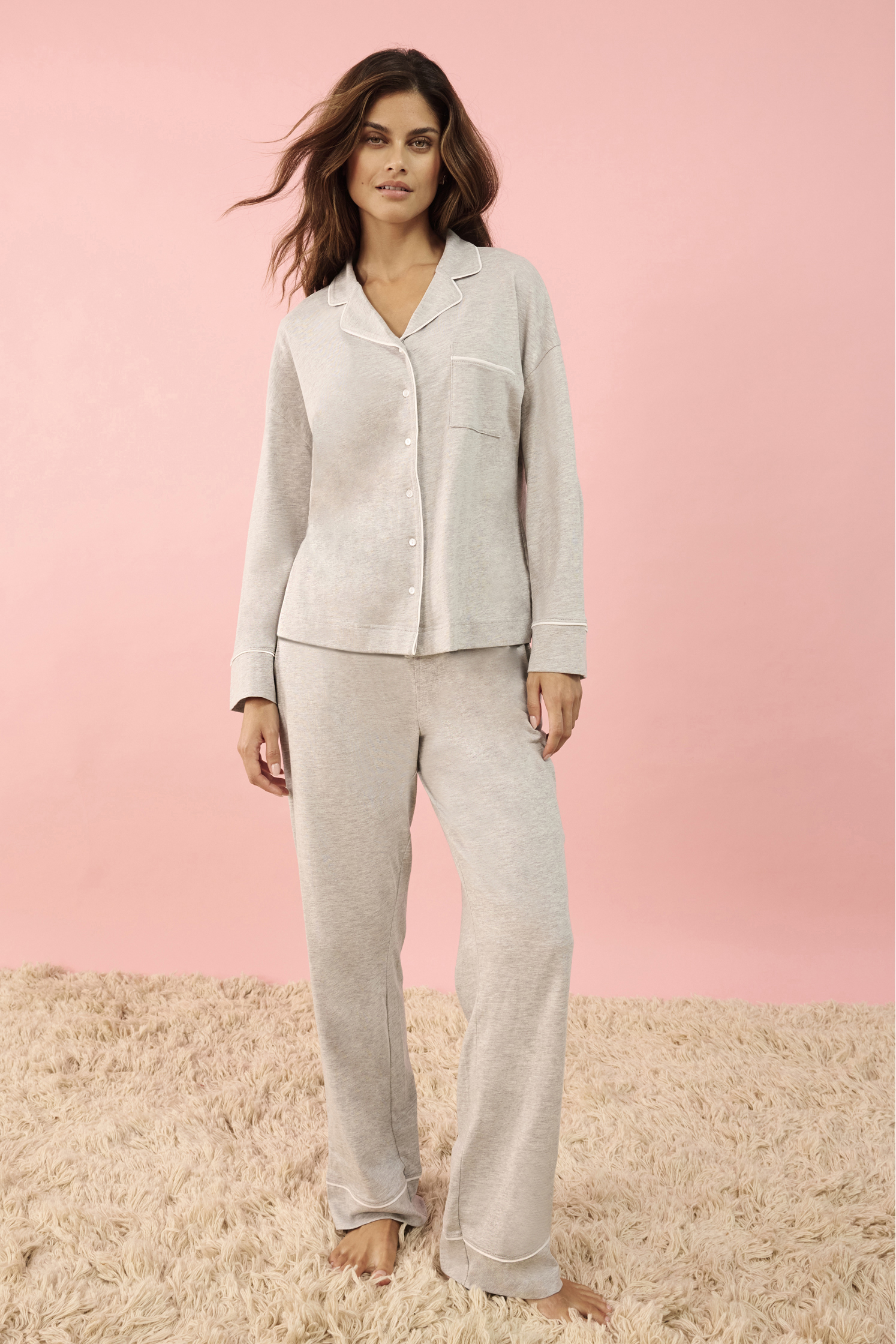 Gemütlicher hellgrauer Pyjama mit langärmeligem Oberteil und langer Hose