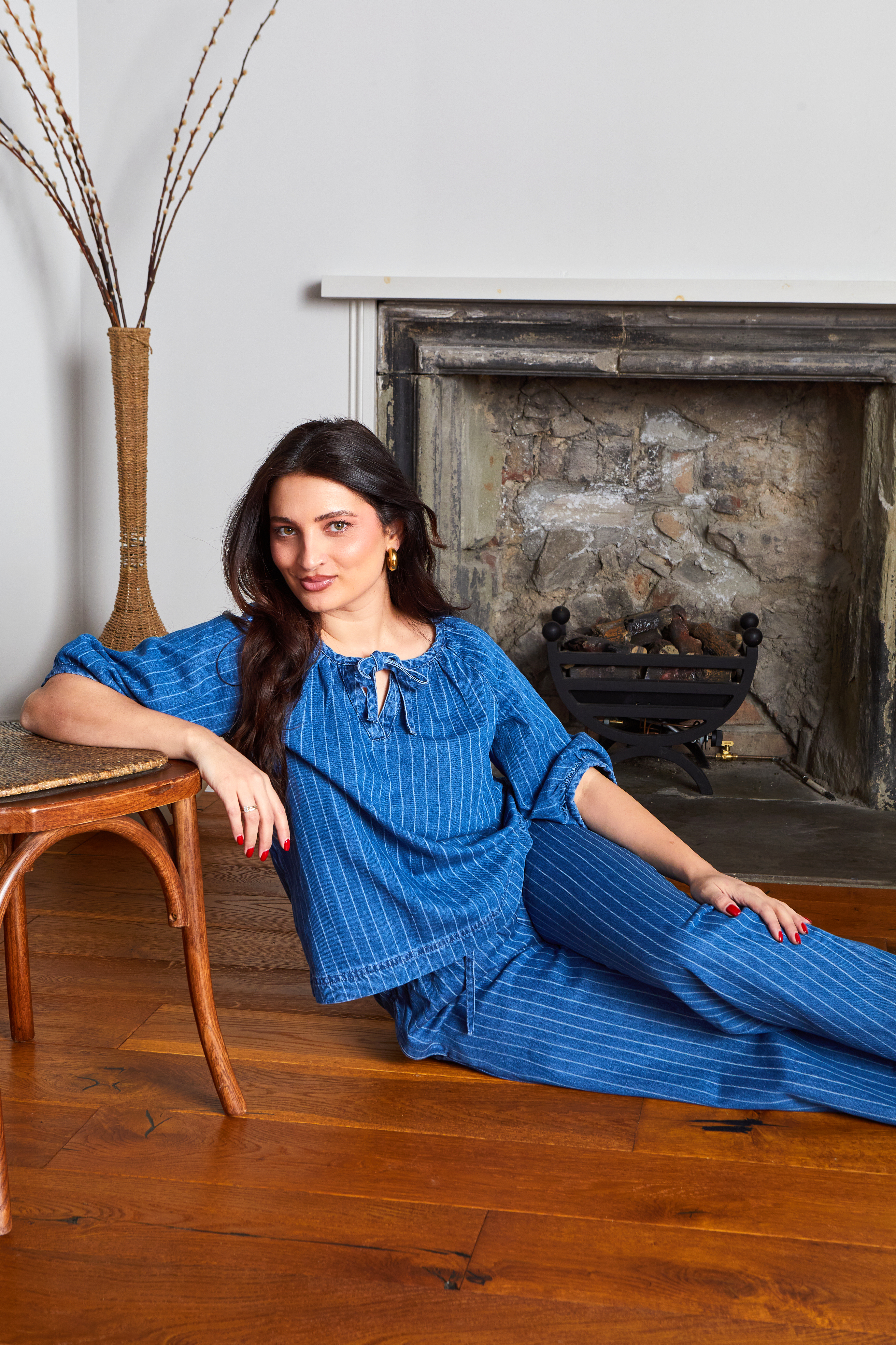 Elegantes blaues Streifenshirt mit weitem Schnitt und passender Jeans.