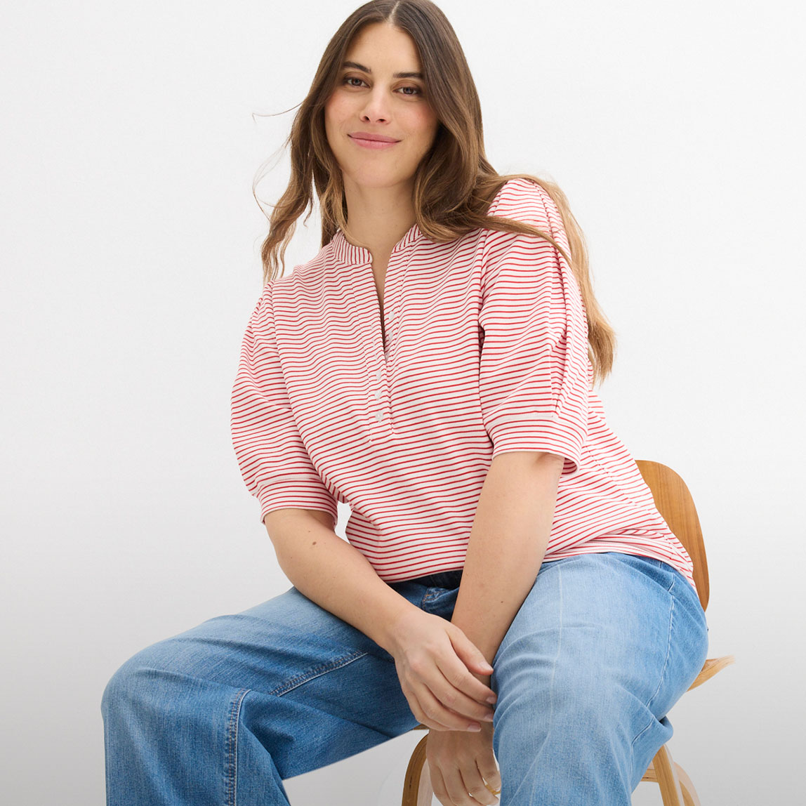 Rot-weiß gestreiftes Shirt mit Puffärmeln und bequeme Jeans.