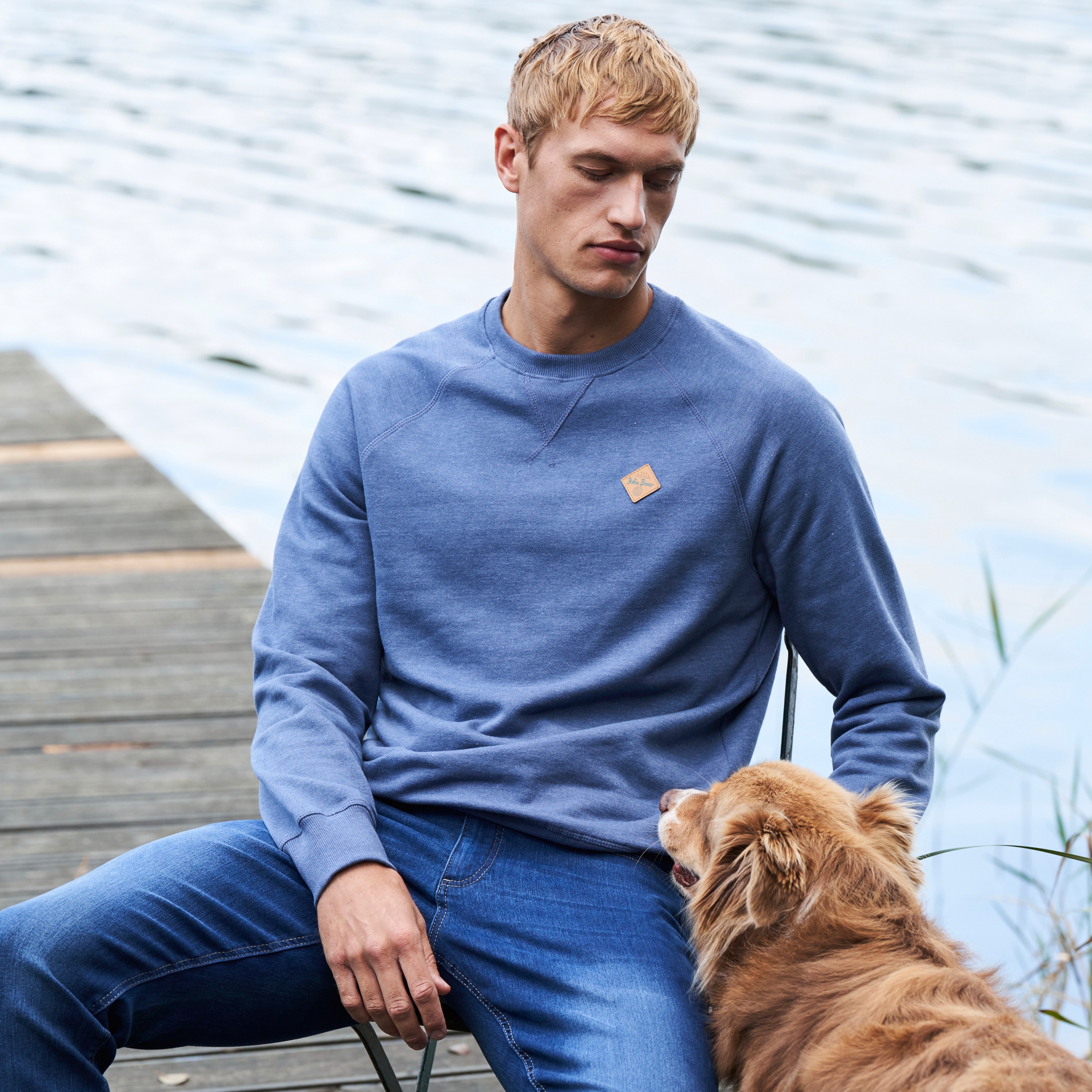 Lässiger Look: Blaues Sweatshirt & bequeme Jeans.