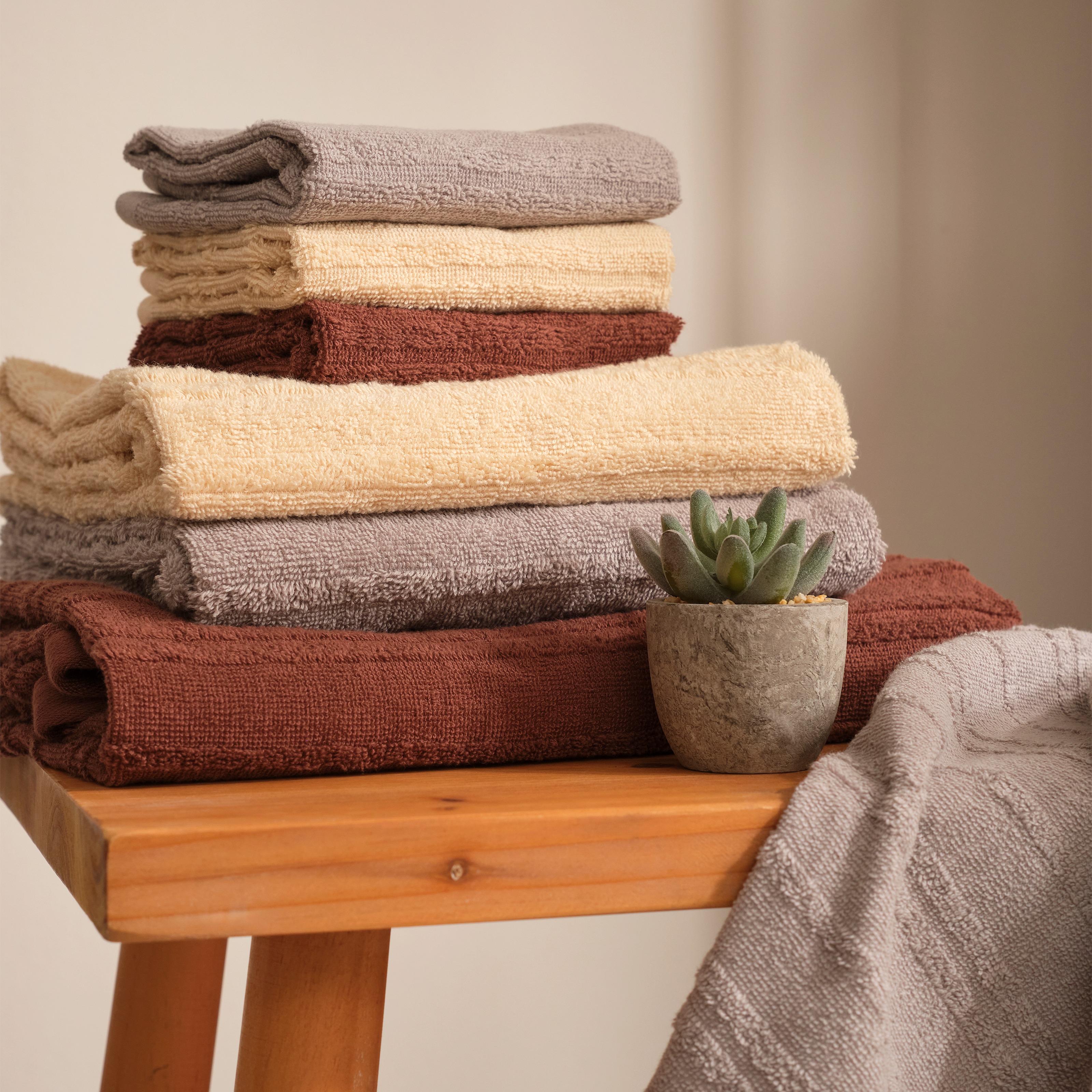 Handtücher in natürlichen Tönen.
