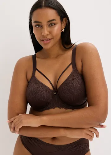 Dunkelbraune Spitzen-Lingerie mit raffinierten Trägern und passendem Höschen.