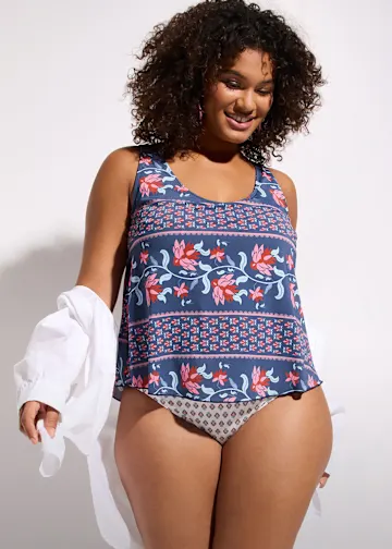 Dunkelblauer Tankini mit lebhaftem Blumenmuster.