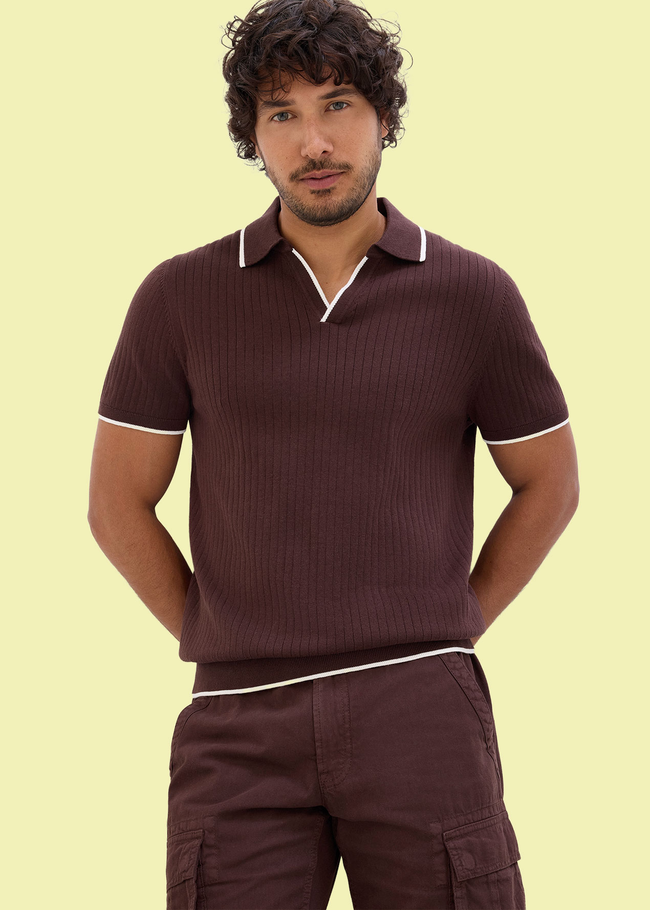 Ein dunkelbraunes Poloshirt mit weißen Akzenten.
