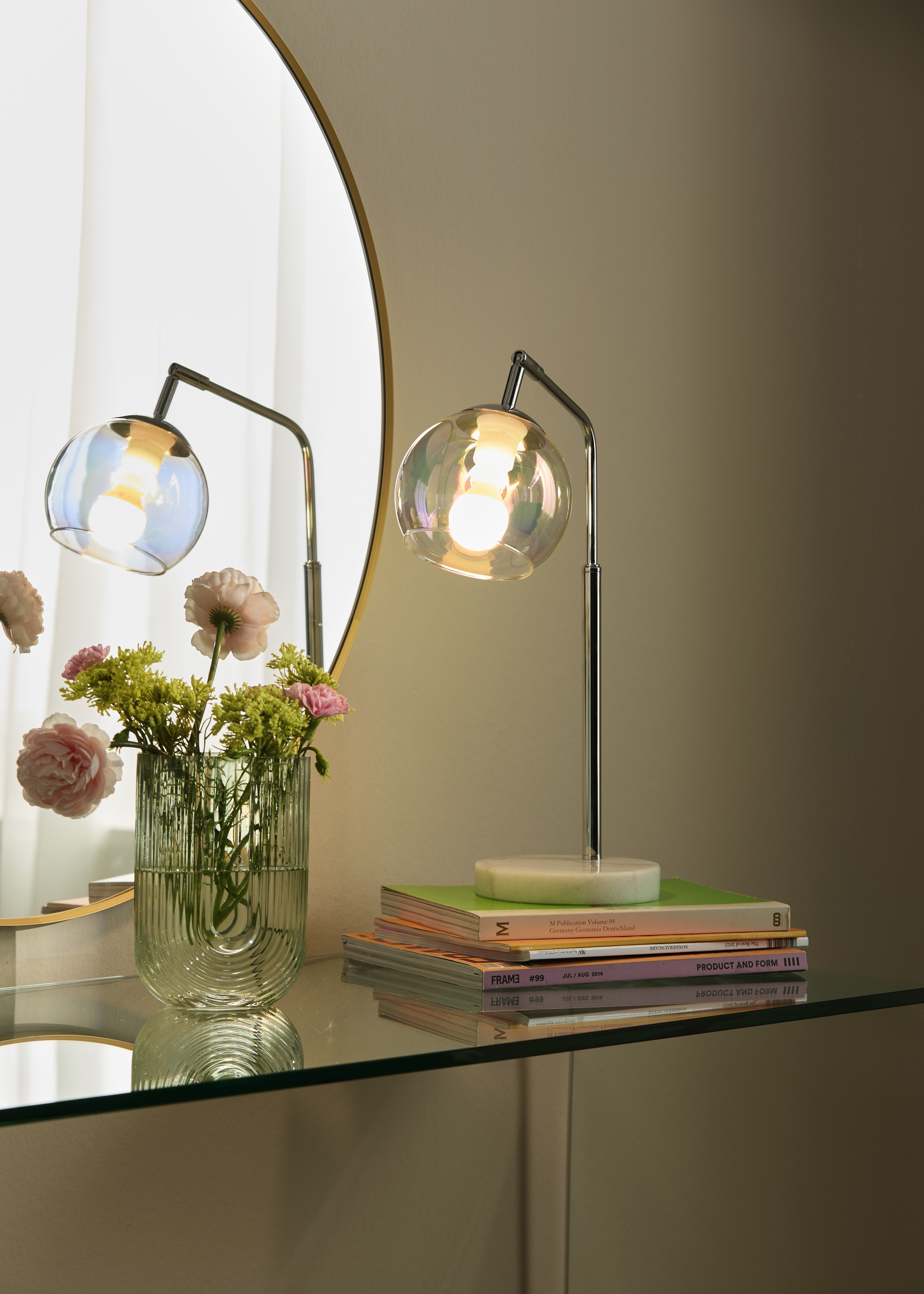 Elegante Tischlampen mit Glasschirmen beleuchten stilvoll den modernen Wohnbereich mit warmen Farbtönen.