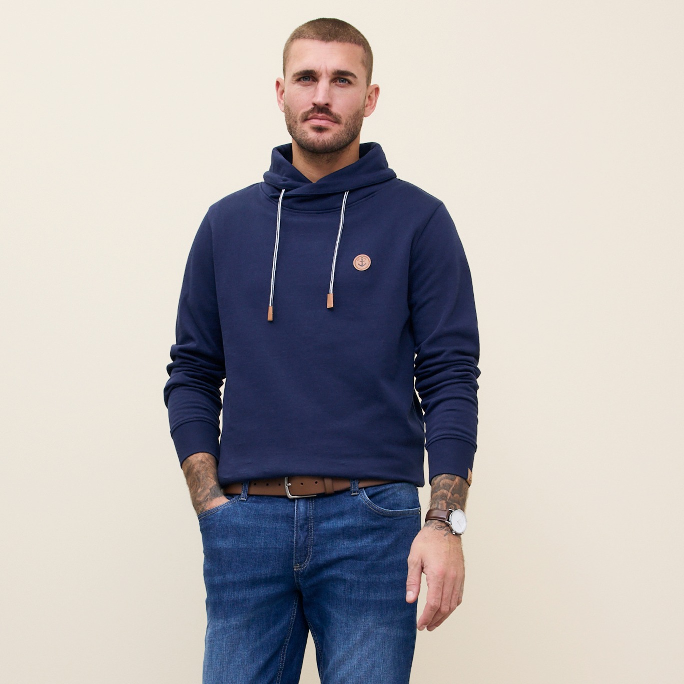 Marineblaues Sweatshirt mit Kapuze, kleinem Logo und Kordel. 