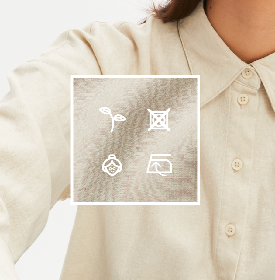 Cremefarbenes Hemd mit Kragen und Knöpfen, verziert mit zarten Symbolen in quadratischem Muster.