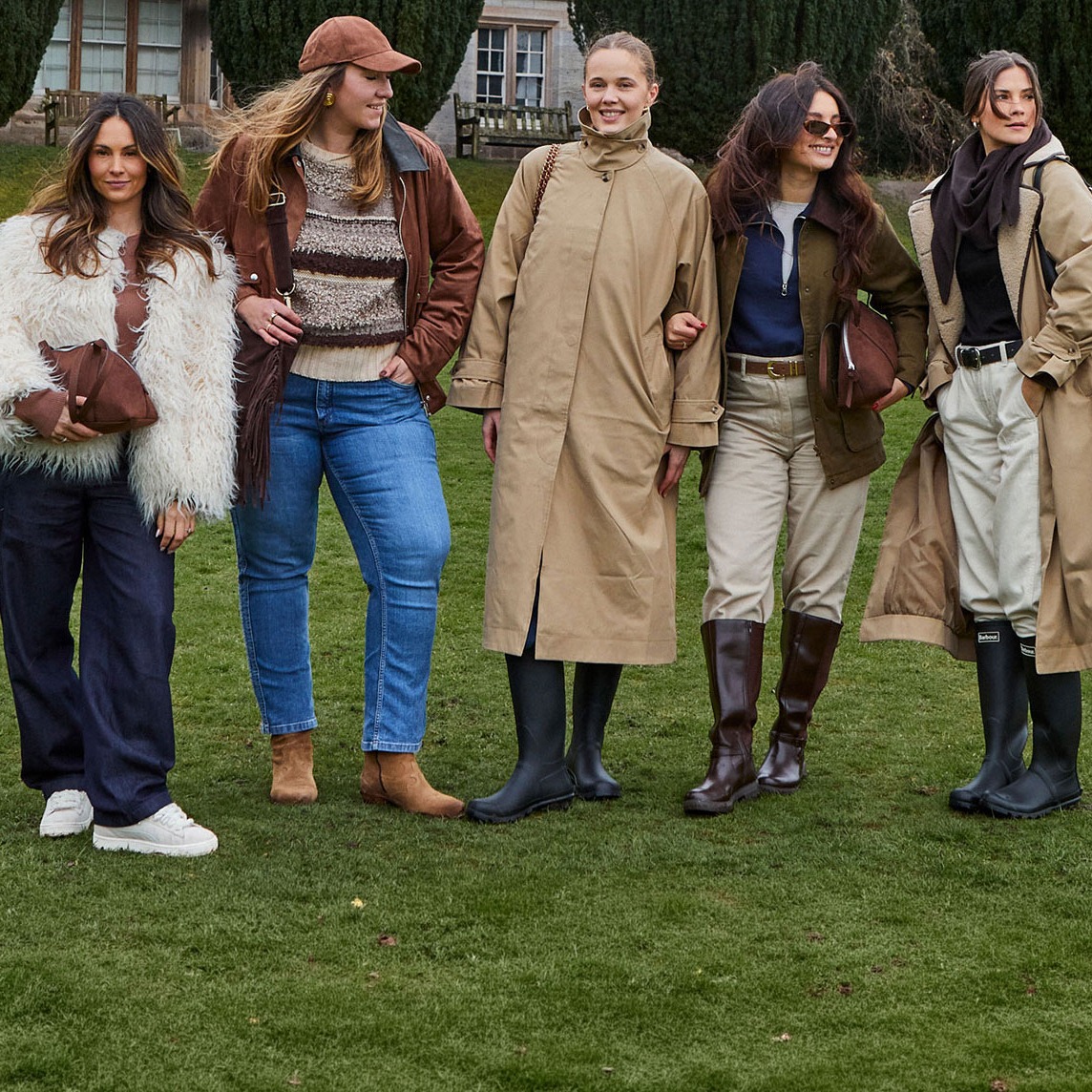 Vielseitige Gruppen Looks mit Jeans, Trenchcoat, Pullover und Stiefel. 