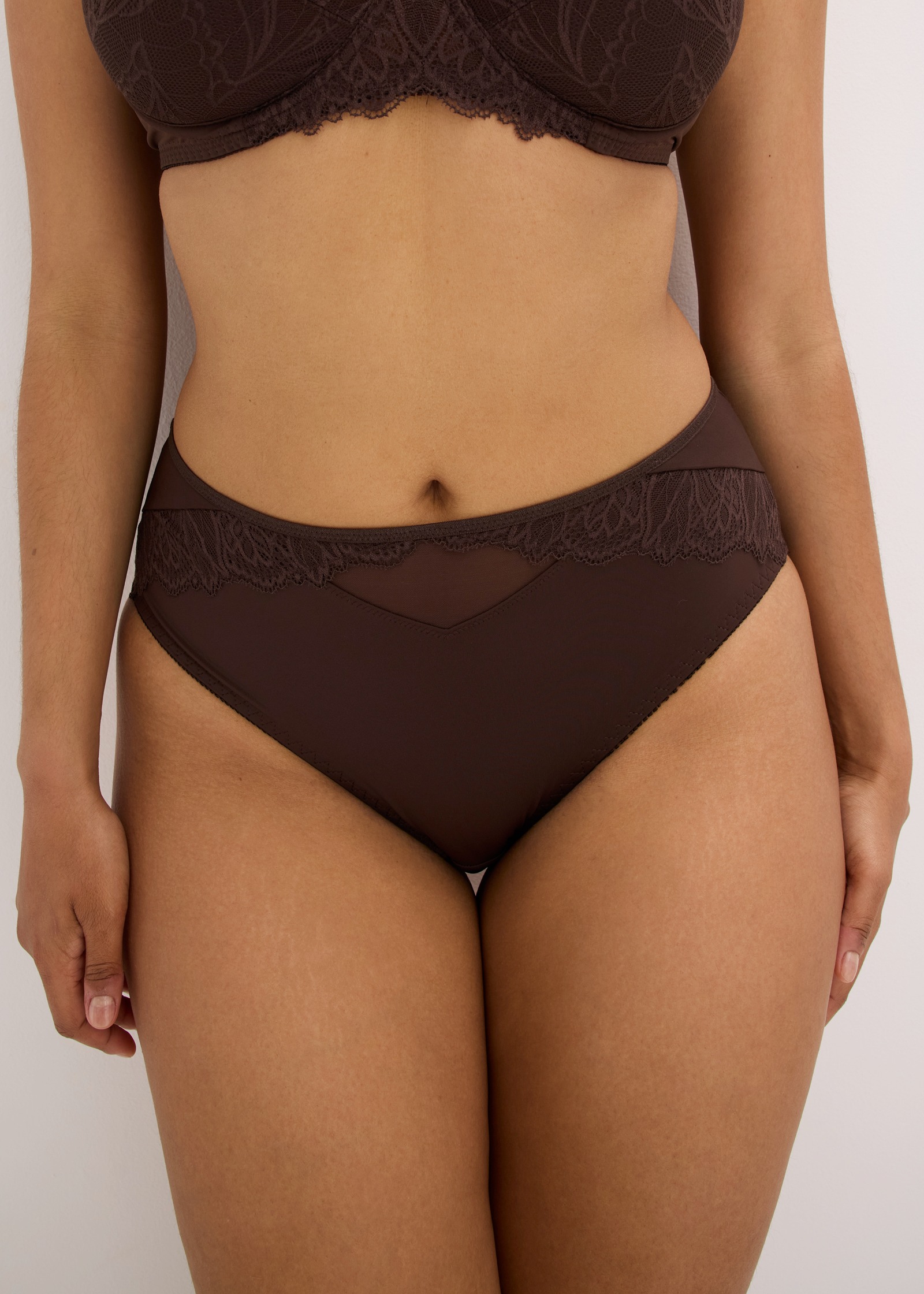 Elegantes, dunkelbraunes Höschen mit feiner Spitze verziert.