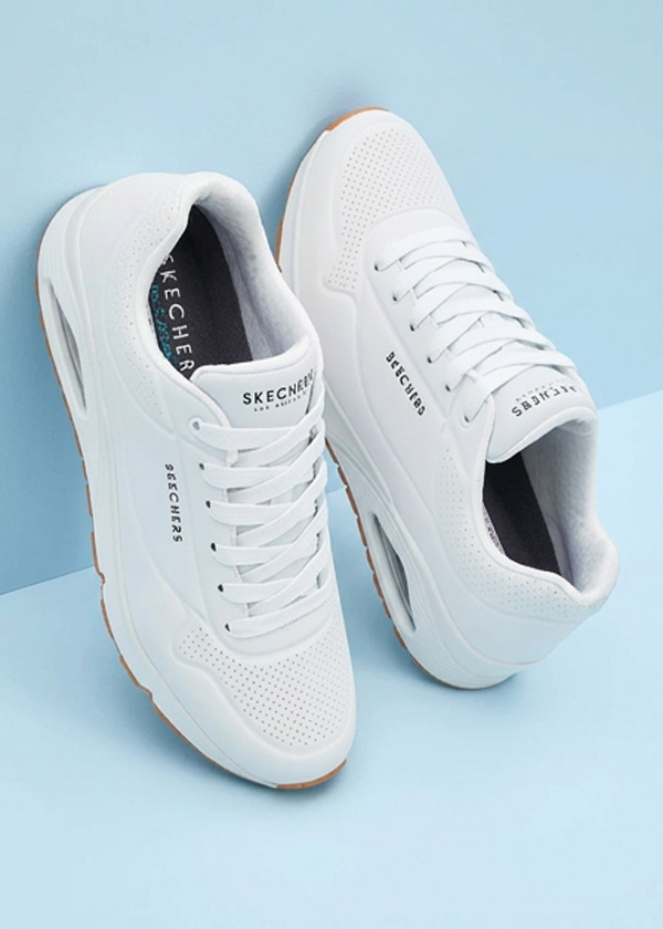 Strahlend weiße Skechers Sneaker. Modernes Design mit perforierten Details für Komfort.