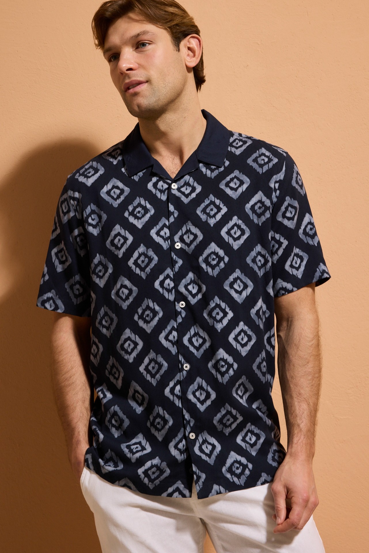 Dunkelblaues Hemd mit geometrischem Muster & kurzen Ärmeln.