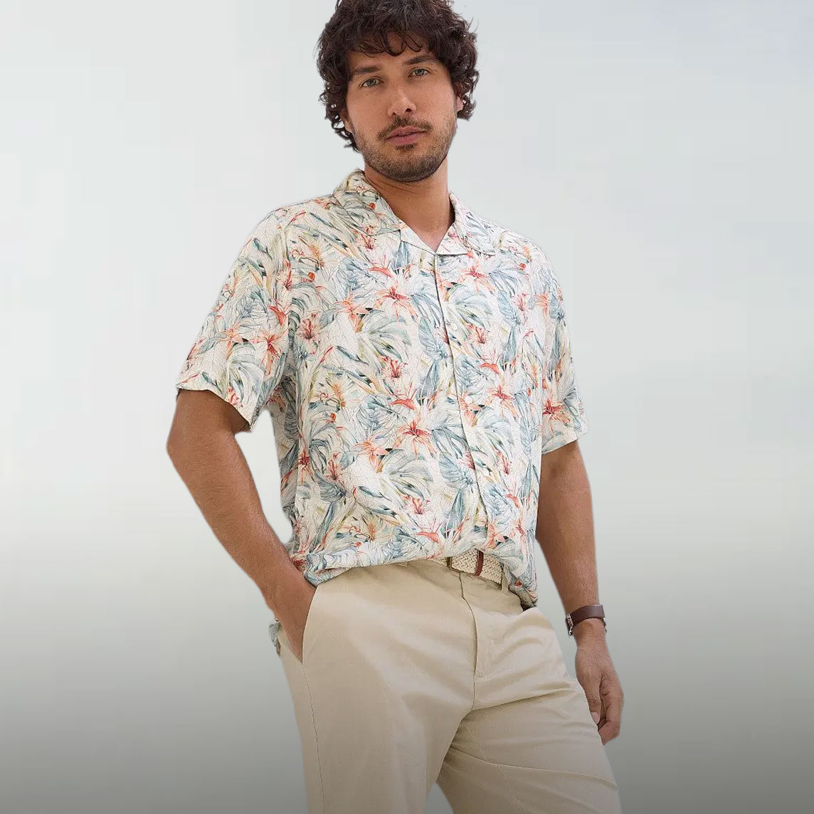 Lässiges Hawaiihemd mit floralem Muster und elegante beigefarbene Hose.
