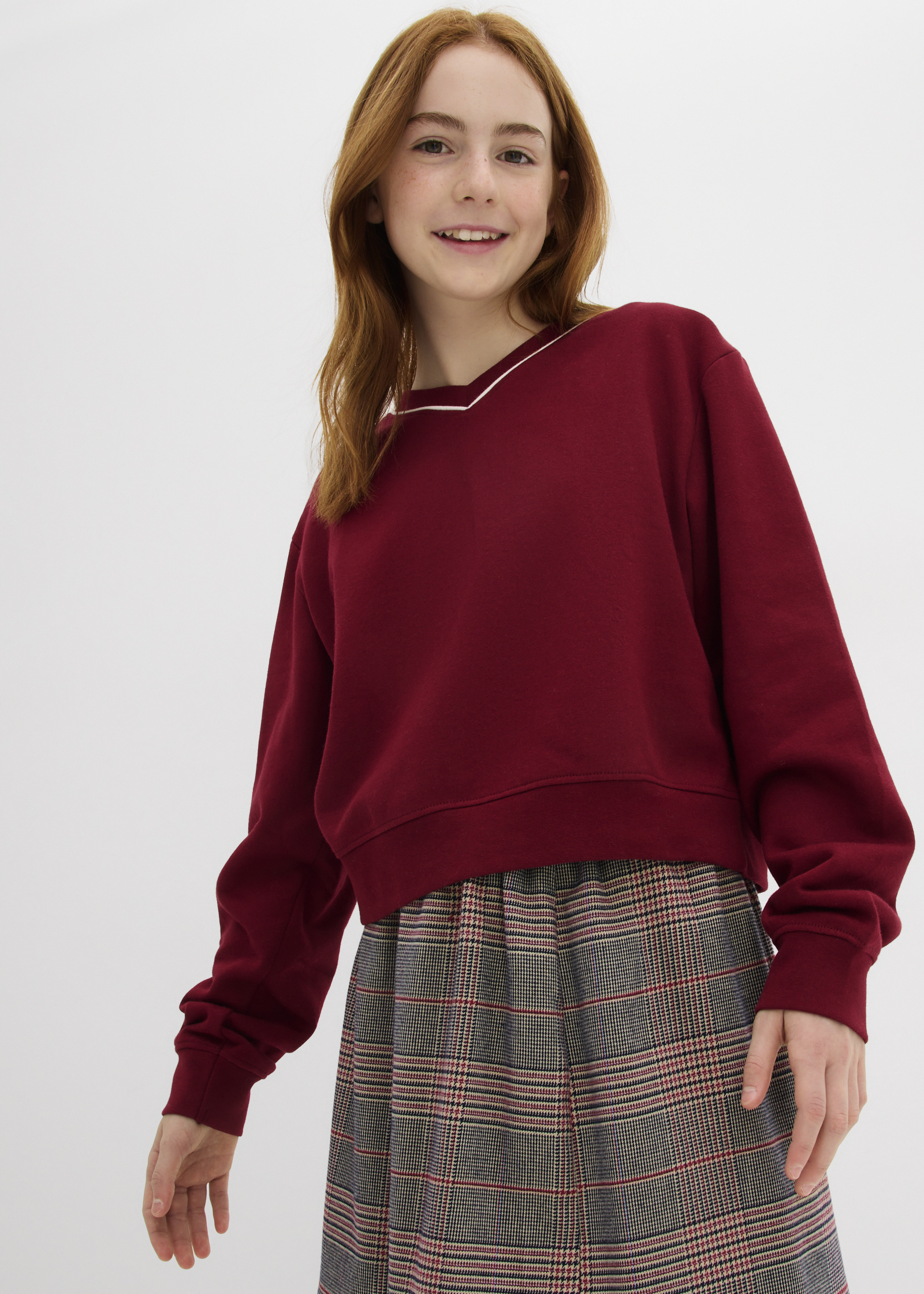 Dunkelvioletter Pullover mit Rundhalsausschnitt.