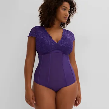 Dieser verführerische Body in Lila mit Spitze betont die Figur elegant.