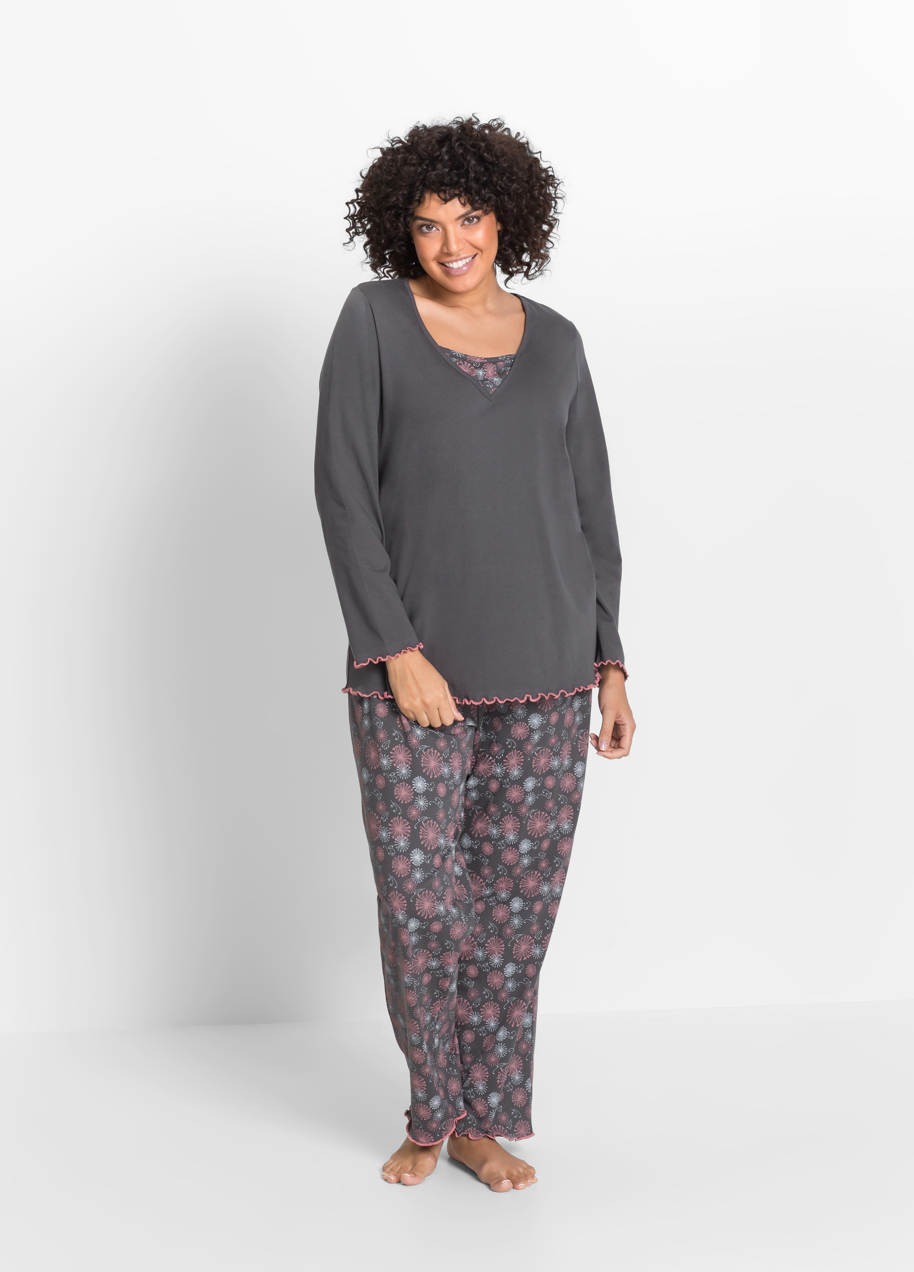 Gemütlicher Schlafanzug: Grauer Langarm-Pullover mit geblümter Hose