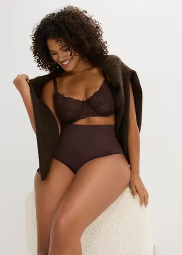 Elegante braune Unterwäsche bestehend aus BH und Slip in schlichtem Design.