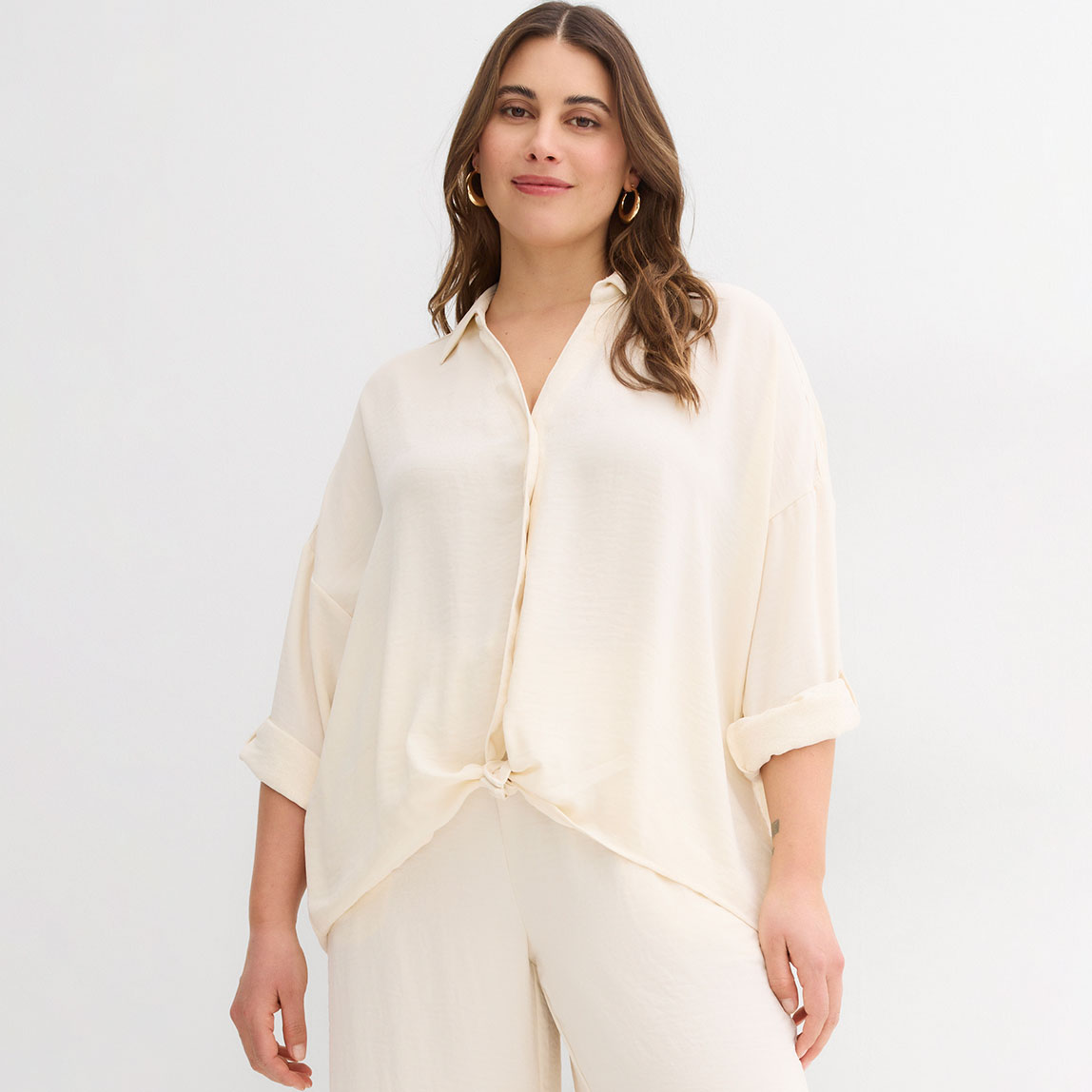 Beige Bluse aus leichtem Crêpe.