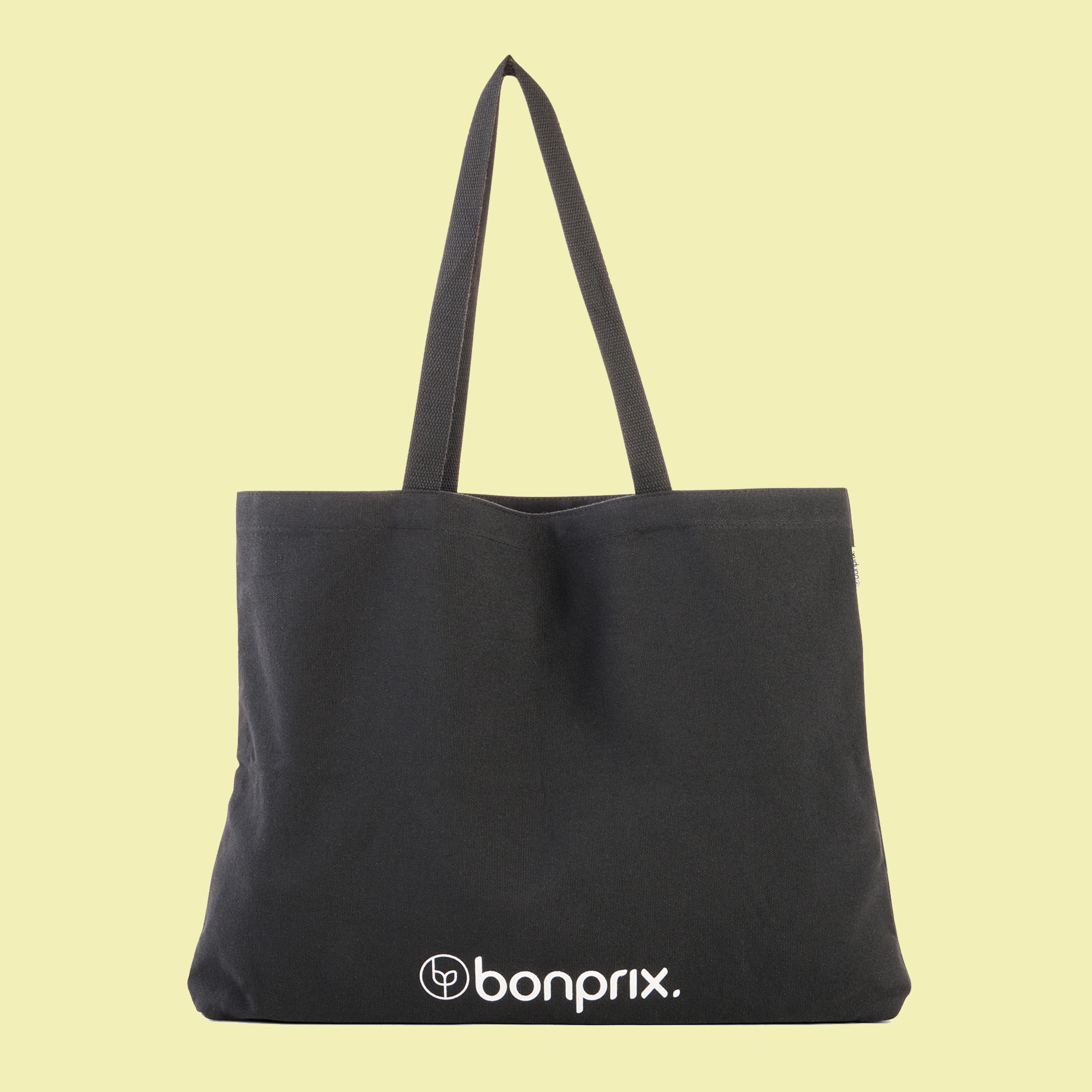 Eine schwarze Stofftasche mit weißem Logo und Griffen zum Tragen.