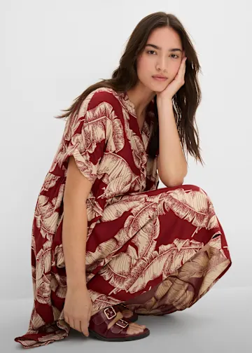 Midi-Kaftan Kleid in Bordeaux mit goldenem Blättermuster und passenden Sandalen.