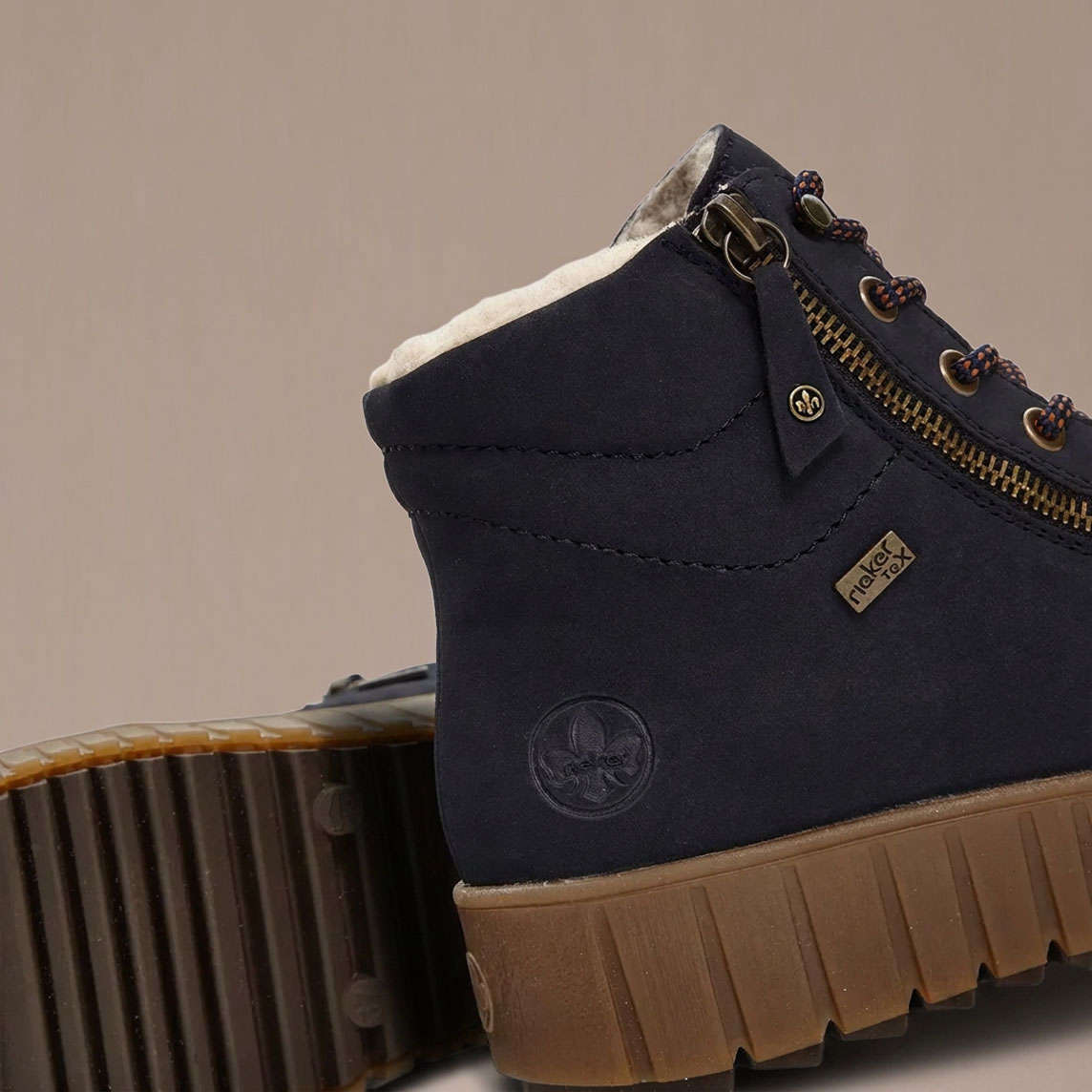 Dunkelblaue Winterstiefel mit Reißverschluss, warmer Fütterung und profilierter Sohle.