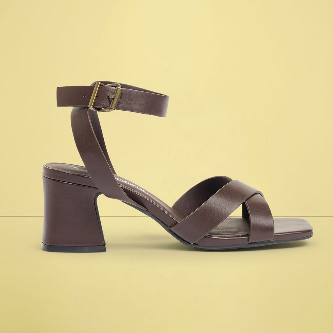 Elegante braune Sandalen mit Blockabsatz und Knöchelriemen.