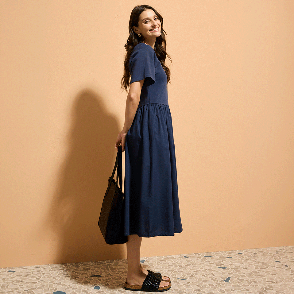 Elegantes dunkelblaues Sommerkleid mit kurzen Ärmeln.